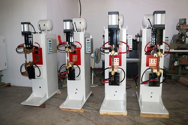 多臺(tái)交流點(diǎn)焊機(jī)600x400