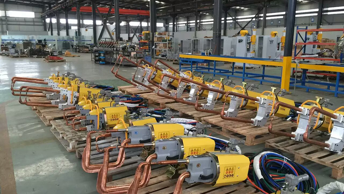 懸掛焊機(jī)生產(chǎn)現(xiàn)場(chǎng)