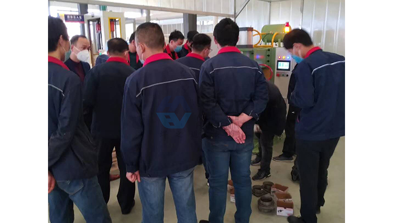 調試聊城魯環(huán)中頻點焊機 (4)